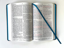 Cargar imagen en el visor de la galería, Biblia RVR60 Tamaño manual Letra grande - Tapa dura tela León
