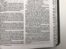 Cargar imagen en el visor de la galería, Santa Biblia NTV Compacta Salmo 119:105
