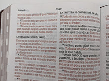 Cargar imagen en el visor de la galería, Biblia RVR60 Letra Súper Gigante café símil piel con índice y solapa
