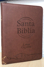 Cargar imagen en el visor de la galería, Santa Biblia RVR60 Letra Gigante Café con cierre
