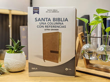 Cargar imagen en el visor de la galería, Biblia una columna con referencias NBLA
